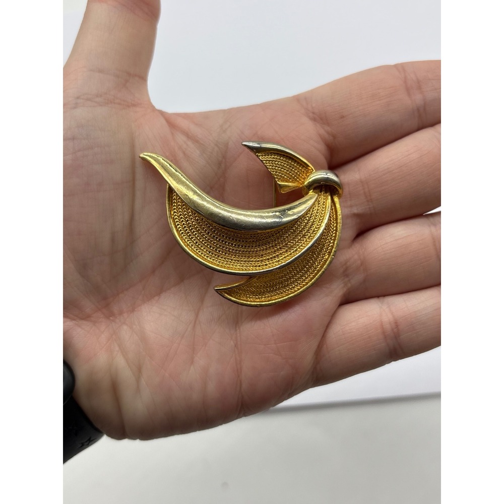 Vintage BSK Gold Tone Abstract Leaf Fern Textured Classic Brooch Pin J40